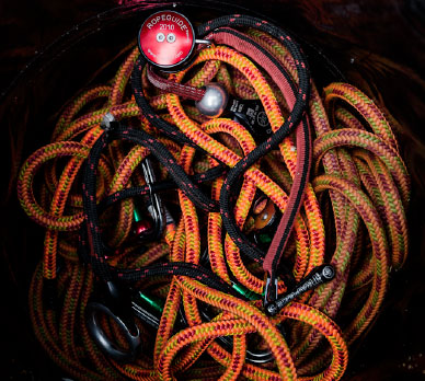 sprzęt alpinistyczny służący do bezpiecznego poruszania się po drzewie